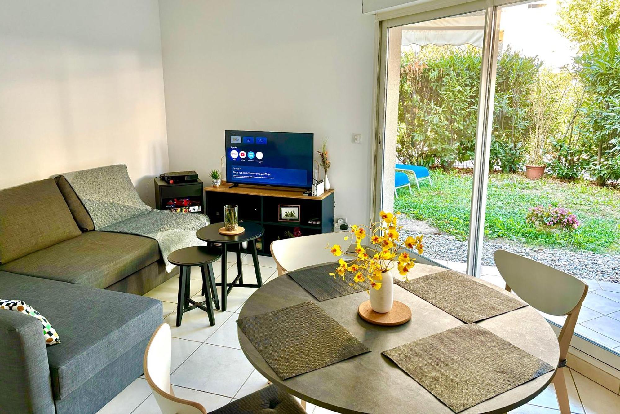 Beachside Apartment With Pool & Garden In Juan Les Pins أنتيب المظهر الخارجي الصورة